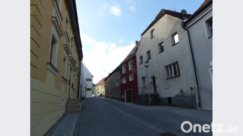 Josef Gleixner, Inhaber des &quot;Alten Pfarrhofs&quot; (links) , hat den Leerstand auf der gegenüberliegenden Straßenseite erworben. Hier entstehen sieben Appartments. Völkl, Claudia [CV] (claudia.voelkl@oberpfalzmedien.de)