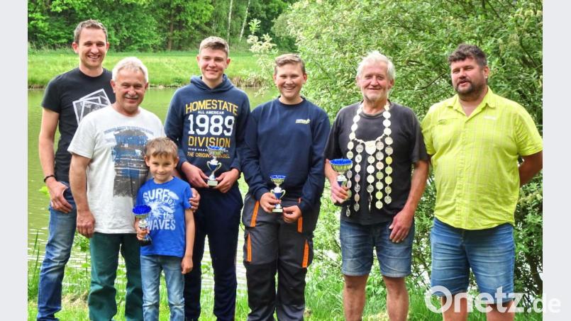 Vorsitzender Udo Krauss (rechts) und sein Stellvertreter Daniel Fick (links) gratulieren Franz Brand (Zweiter von rechts), Manfred Kauper (Zweiter von links), Tim Preißinger (Vierter von links) und Daniel Busch (Dritter von rechts)  zu ihren Fangergebnissen. hai