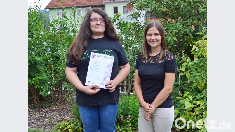 „Mit sehr gutem Erfolg“ besteht Barbara Lindner (links) die D1-Prüfung. Lisa Kroher, die sie in Querflöte unterrichtet hat, ist mit ihr stolz auf  das Bronzeabzeichen. ü