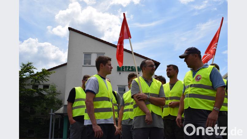 Mitarbeiter der Firma Netzsch in Tirschenreuth streiken. Sie fordern sichere Arbeitsbedingungen durch einen Tarifvertrag. Bereits im Oktober 2017 hatte der Arbeitgeber den Tarifverband verlassen, ohne die Belegschaft darüber zu informieren. Schulze, Lena
