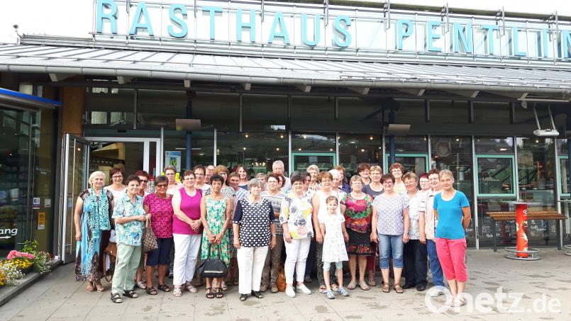 Bei einer Pause auf dem Rasthof Pentling vor Regensburg auf der Heimfahrt nahm man sich noch Zeit für ein Erinnerungsfoto von der wunderschönen Pilgerfahrt. flt