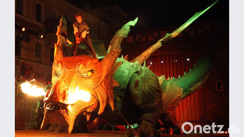 Die beiden Hauptdarsteller in Furth: Ritter Udo und der Drache Andreas Mühlbauer/ Furth im Wald