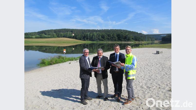 Vor allem das letzte Kapitel im Gutachten von Francis Foeckler (links) interessiert die Bürgermeister Ludwig Reger (Zweiter von links) und Martin Birner sowie Manuel Schlegel vom Wasserwirtschaftsamt (rechts). Es enthält Vorschläge, für "Erste-Hilfe-Maßnahmen" gegen Blaualgen und Lösungsansätze für eine langfristige See-Restaurierung. Bugl