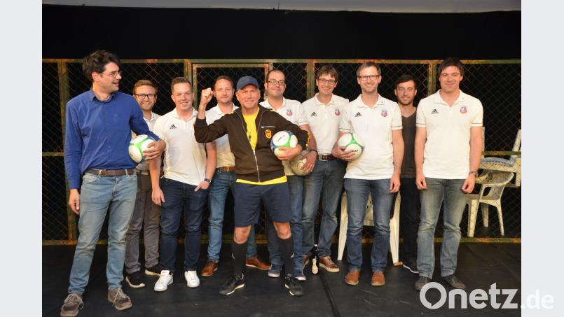Die Spielvereinigung hat erstmals eine LTO-Patenschaft übernommen und so Kultur und Sport verbunden. Schauspieler Wolfgang Krebs (mit Ball) und Regisseur Till Rickelt (links) bekommen viel Lob von den Fußballern. dob