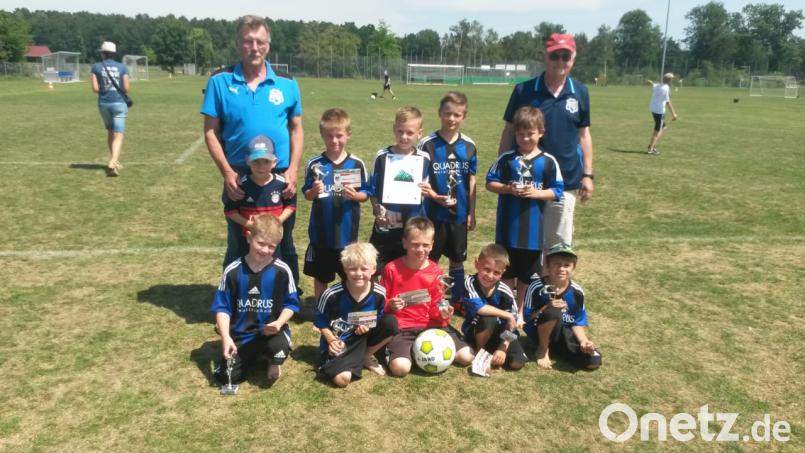 Dank des besseren Torverhältnisses gewannen die Nachwuchsfußballer des 1. FC Schmidgaden den Raiffeisencup in Schwarzenfeld. exb