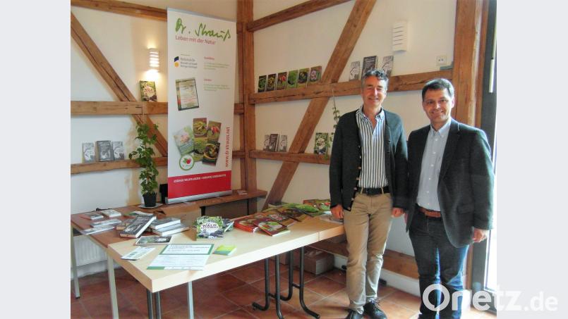 Dr. Markus Strauß (links) und Leonhard Zintl vor dem Ausstellungsstand. hl