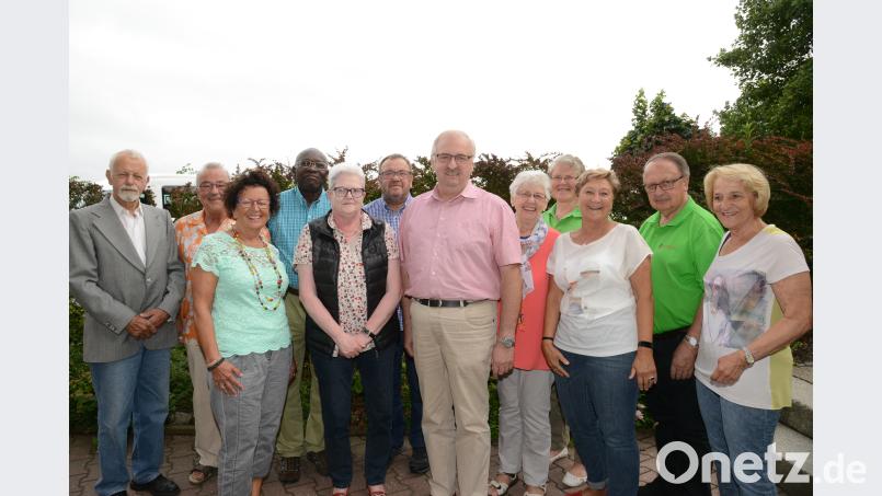Herbert Putzer, Vorsitzender der Kinderkrebshilfe Region Oberpfalz-Nord (Mitte,) freut sich über die großzügige Spende der Weißrusslandhilfe mit ihrem Liquidator Harry Nomayo (Vierter von links). Beyerlein