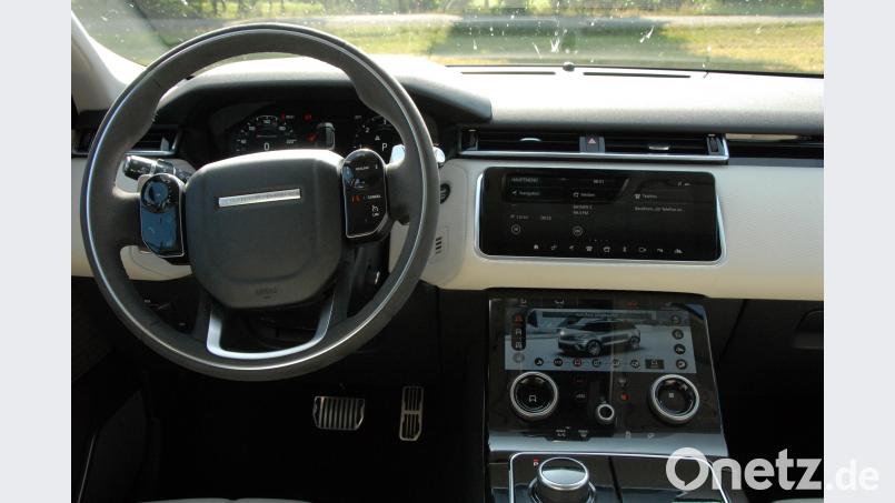 Der obere Bildschirm neigt sich nach dem Start aus seiner Höhle, auch die Satelliten am Leknker sind kleine Touchscreens. Digitale Instrumente hinter dem Volant mit vielfältigen Möglichkeiten. Range Rover Velar D300 R-Dynamic SE Michael Ascherl