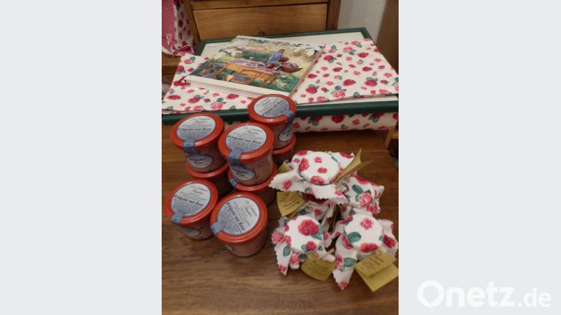 Rosen können auch in der Küche verwendet werden. Das Rosenkochbuch zeigt wie. Völkl