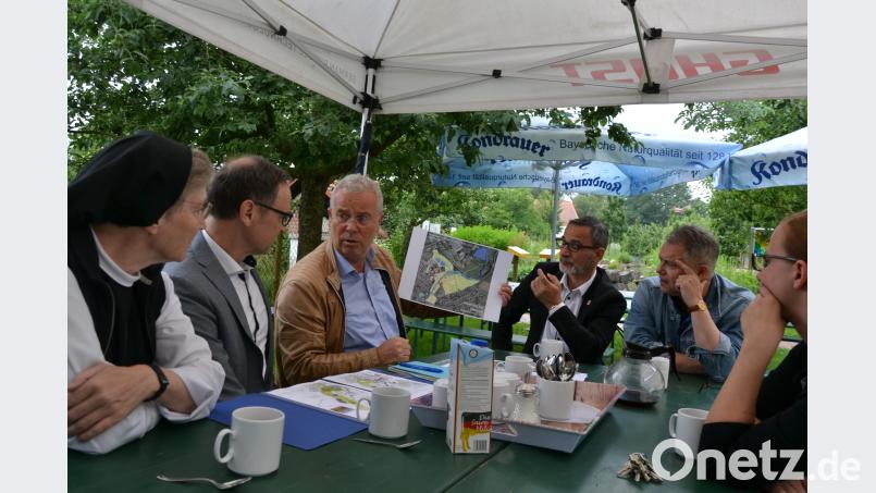 Unter einem Pavillon im Naturerlebnisgarten erläuterten Bürgermeister Bernd Sommer und Landschaftsarchitekt Raimund Böhringer noch einmal das fertige Bewerbungskonzept für die Gartenschau. Von links Äbtissin Laetitia Fech, Bürgermeister Bernd, Sommer, Raimund Böhringer, Oberbürgermeister Zdeněk Hrkal und Bürgermeister-Stellvertreter  Michael  Pospíšil sowie Johanna Härtl, Leiterin der Stiftung Kultur- und Begegnungszentrum Abtei Waldsassen. pz