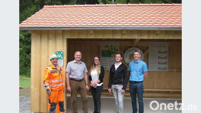 Alle Beteiligten freuen sich über die gelungene Wanderschutz- und Infohütte am Besucherparkplatz des Kulzer Mooses. Von links: Alois Schwendner (Bauhof Gemeinde Thanstein), Bürgermeister Walter Schauer, Felicitas Lubinski (untere Naturschutzbehörde), Markus Bauer (Zimmerei) und Markus Kurz vom Naturparkverein. exb