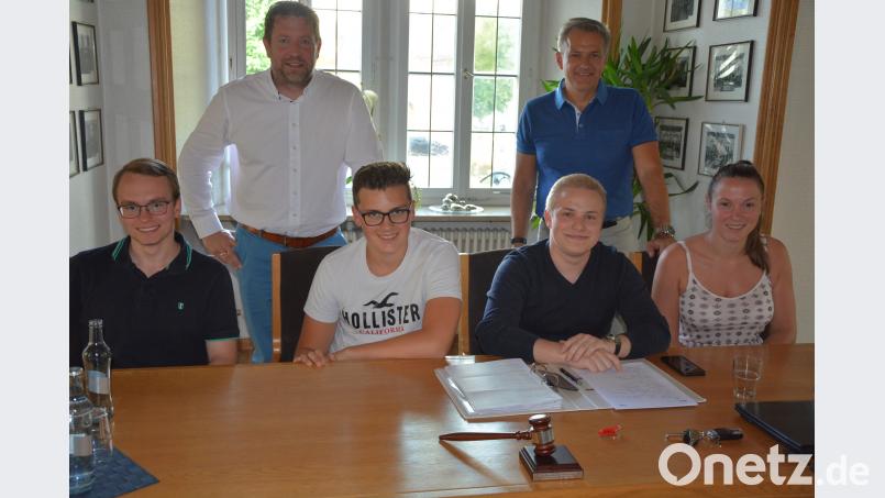 Die aktuellen Sprecher des Jugendrates, sitzend (von links) mit Fabian Weinberger, Julian Schultes, Rainer Schnurrer und Carmen Reif. Im Hintergrund Bürgermeister Roland Grillmeier (rechts) und Jugendbeauftragter Reiner Summer. jr