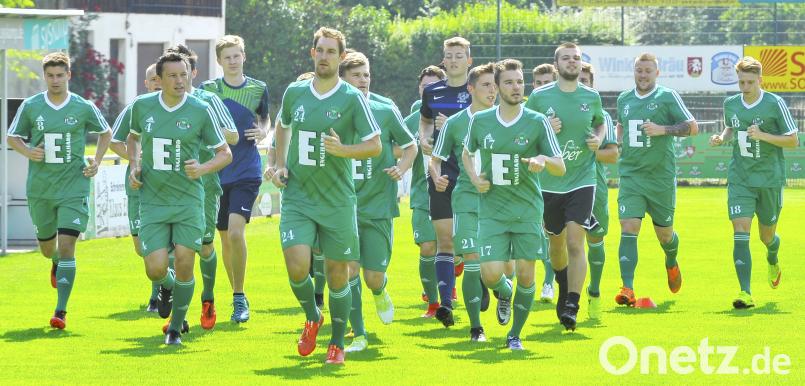 Beim Trainingsauftakt am vergangenen Samstag drehten die Spieler der DJK Ammerthal ein paar Runden im lockeren Trab.  Im Vorbereitungsspiel gegen den Regionalligisten 1. FC Nürnberg II müssen sie jetzt ein, zwei Gänge hochschalten. Ziegler, Hubert