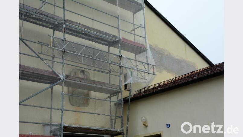 Die Risse sind gekittet. Jetzt muss der Putz gut austrocknen, bevor der Fassadenastrich kommt. Gabi Schönberger