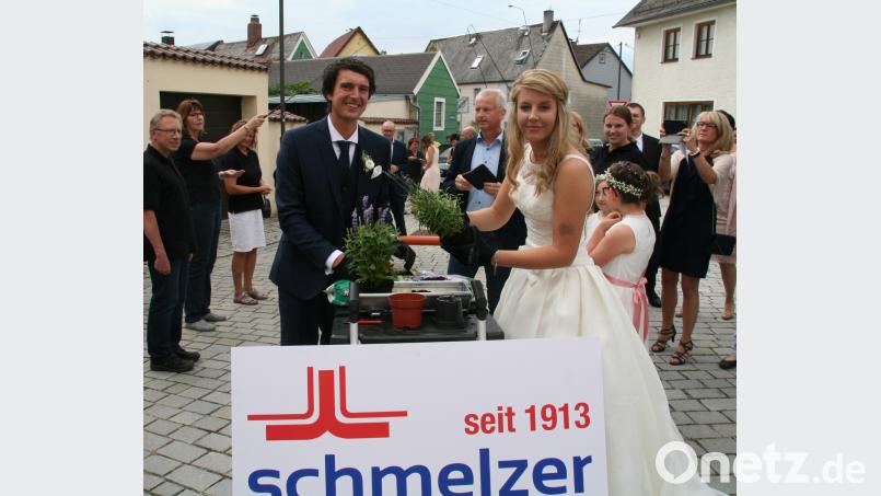 Nach der Trauung ist zunächst einmal Arbeit angesagt. Es gilt, Blumen einzupflanzen. fpoz