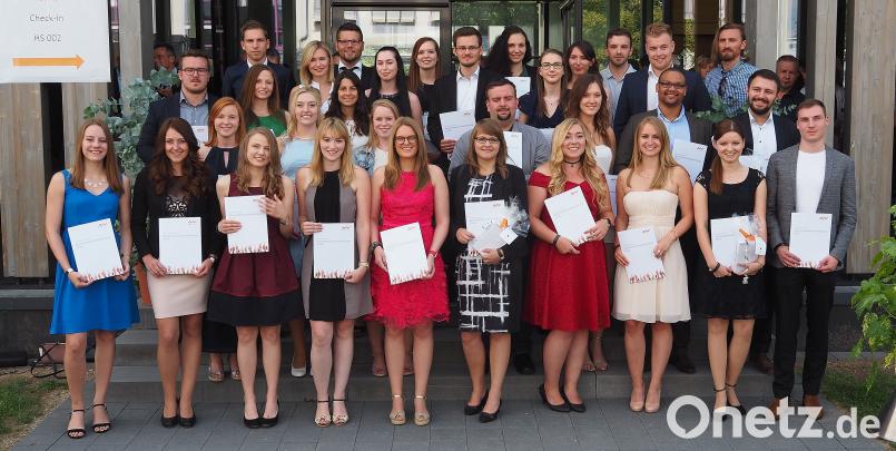 Die OTH-Absolventen 2018 im Fach Handels- und Dienstleistungsmanagement. sbü