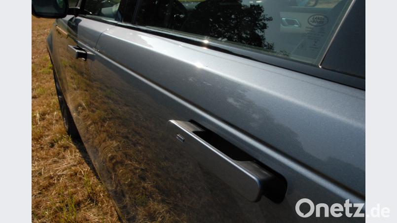 Die Türgriffe sind bündig mit der Karosserie versenkt, fahren beim Start und im Falle eines Unfalls aus. Range Rover Velar D300 R-Dynamic SE Michael Ascherl
