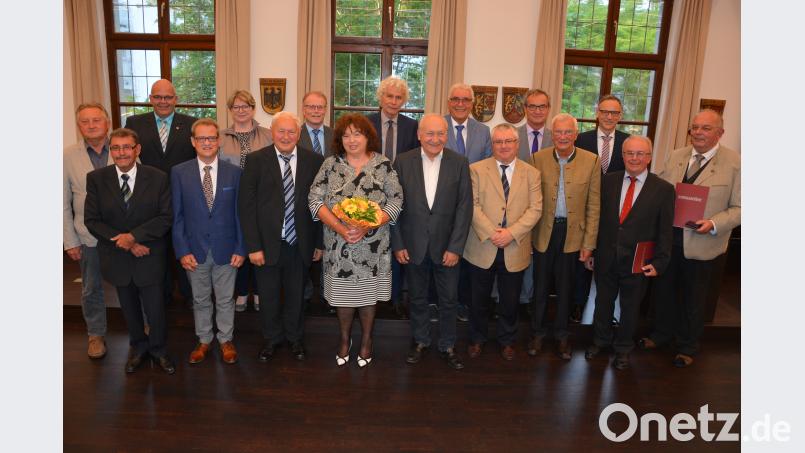 Der Landkreis ehrt zehn Persönlichkeiten mit der Johann-Andreas-Schmeller-Medaille in Silber. In der ersten Reihe sind die Preisträger: (von links) mit Meinhard Köstler, Karl Busch, Gerald Härtl, Michael Hamann, Olga Luft, Robert Schön, Werner Rodler, Herbert Ponnath, Robert Eisenmann und Josef Schmid. Ihnen gratulieren (hintere Reihe, von links) die Bürgermeister Klaus Meyer, Gisela Kastner, Max Bindl, Landrat Wolfgang Lippert, Josef Hecht, Werner Nickl und Bernd Sommer. jr