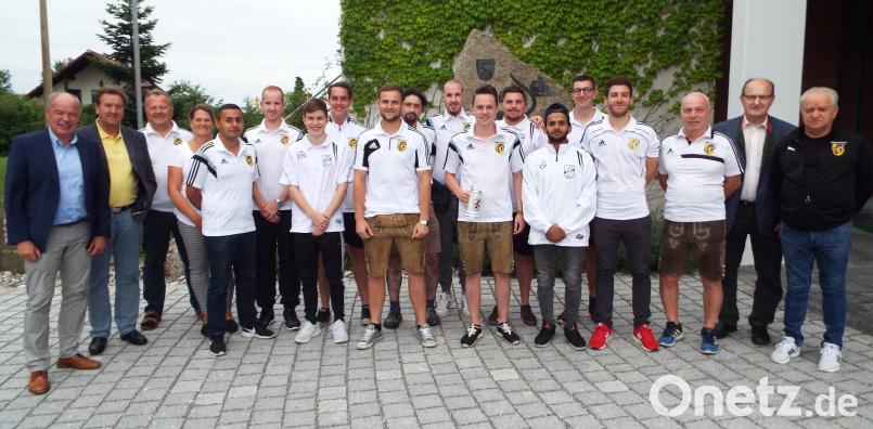 Die TSV-Fußballer nach der Ehrung vor dem Rathaus mit Bürgermeister Roland Strehl (links), Trainer Peter  Piesche (rechts) sowie Spartenleiter Reinhardt Glaser (Dritter von rechts). e