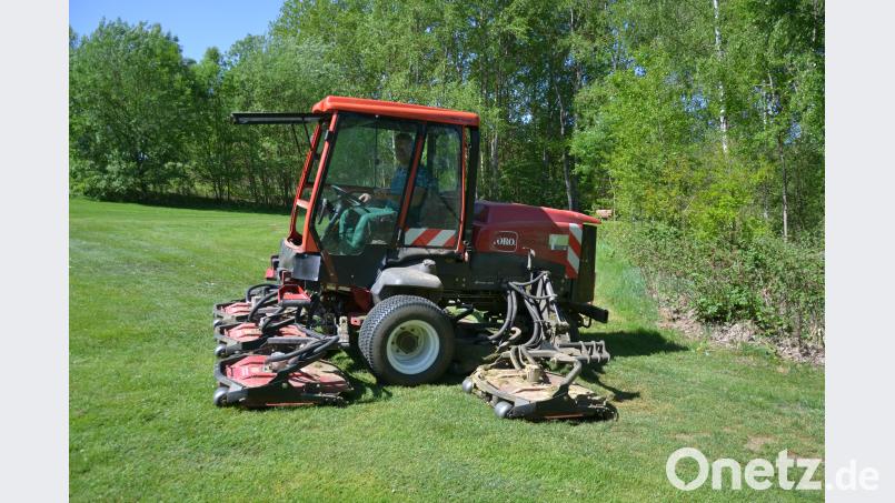 Der Greenkeeper weiß, wie man die Grünflächen auf dem Rasen am effizientesten mäht. plym