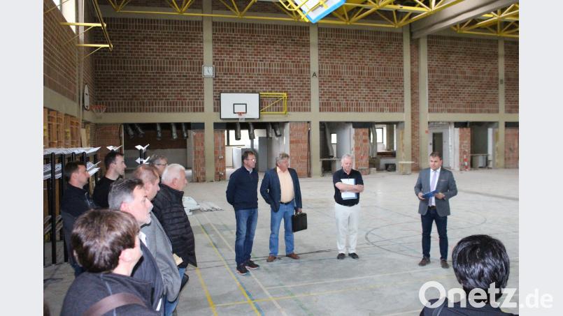 Architekt Josef Schöberl informiert die Stadträte über den Baufortschritt in der Mehrzweckhalle. Michaela Lowak