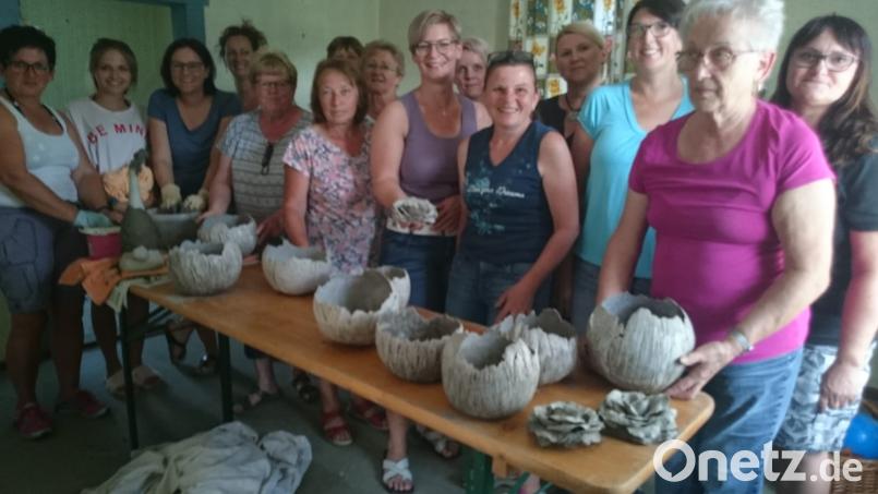 Basteln mit Beton kommt bei den Frauen gut an. rn