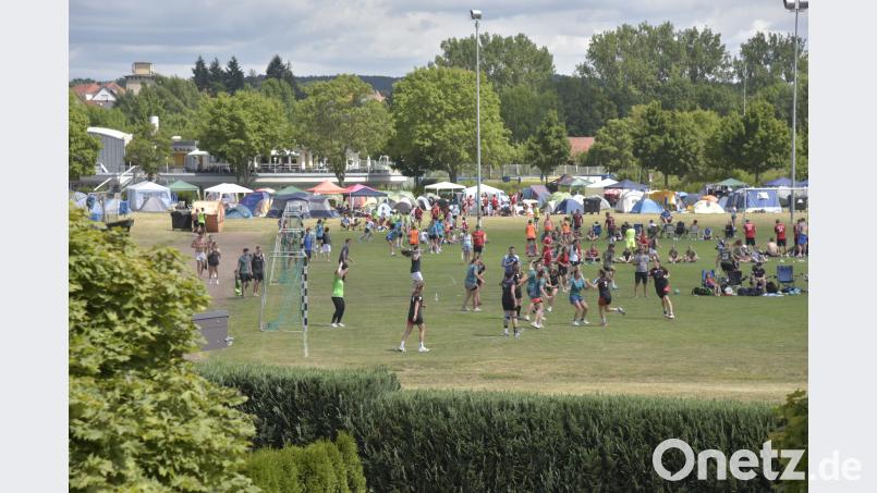 Das Areal zwischen Tennishalle und Fußballstadion am Schanzl gehört einmal im Jahr den Handballern. Heuer vom 20. bis 22. Juli. Rund 700 Sportler treten beim 30. Amberger Handballfestival an. Und ja! Sie spielen auch Handball zwischen all dem Feiern. Ziegler