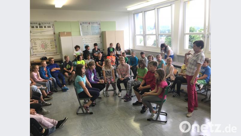 Sprach- und Kennenlernspiele im Musikraum  praktizierte  Lehrerin Mirka Šebestová (rechts) mit den Schülern. eib