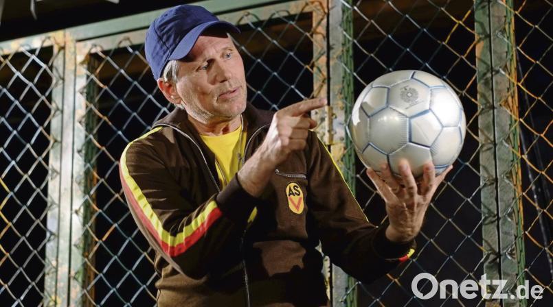 Mit seinem Fußball-Monolog überzeugt Wolfgang Krebs in der LTO-Inszenierung „Leben bis Männer“ auf der Friedrichsburg in Vohenstrauß. Berndt/exb