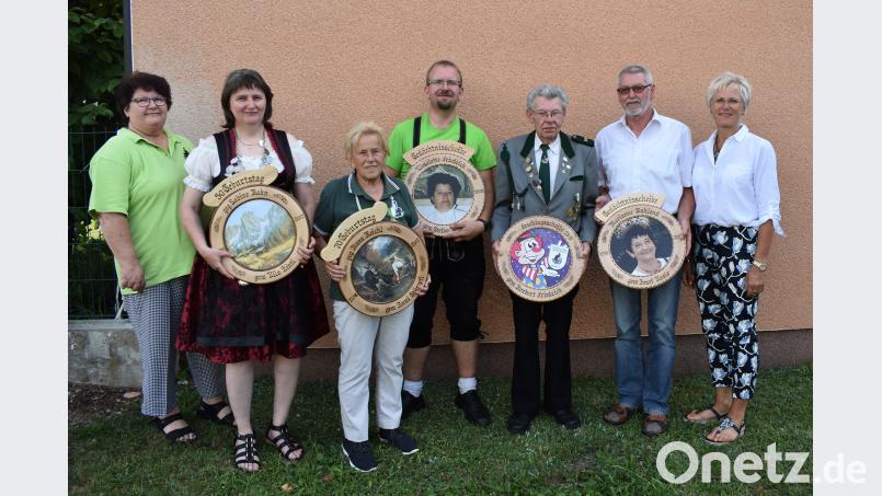 Schöne Ergebnisse haben auch die Scheibengewinner. Das Bild zeigt von links: Elisabeth Werner, Ulla Zintl, Anni Stümpfl, Stefan Brändl, Herbert Friedrich, der die Faschingsscheibe im nachhinein erhielt, Josef Konle und zweite Bürgermeisterin Anita Stauber. rgr