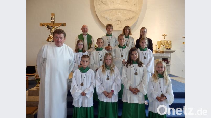 Tom Schafbauer, Muriel Wegerer, Nele Scharf, Helena Hierl (vordere Reihe von links)  traten ihren Dienst am Altar an. exb