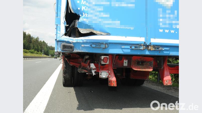 Der Lkw wurde an der hinteren linken Seite erheblich beschädigt. gf