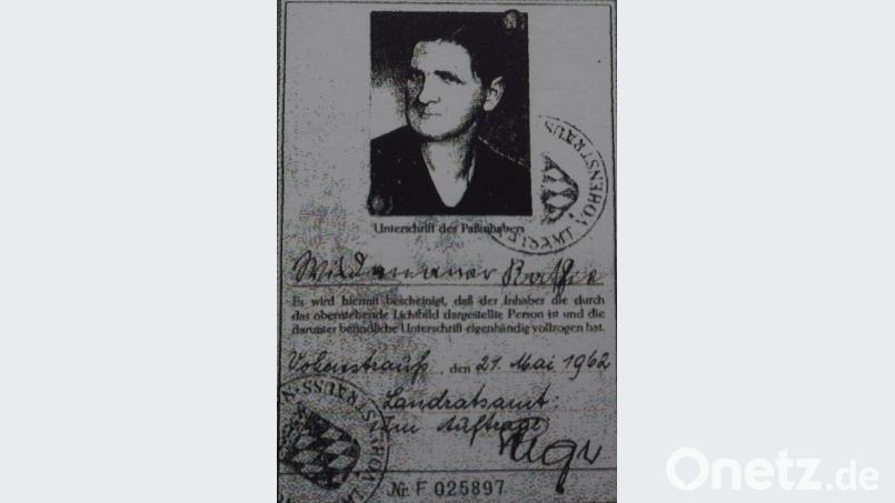 Aufgrund ihres Arbeitsverhältnisses als Kellnerin erhielt Kathi Wildenauer am 21.5.1962 vom Landratsamt Vohenstrauß einen Fremdenpass mit der Staatsangehörigkeit &quot;Staatenlos&quot;. gz