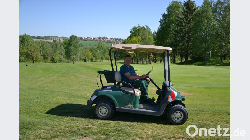 Im Golfcart fährt Thomas Keil über den Platz. plym