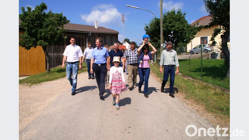 Von Öd nach Bleich marschierte die Gruppe, um sich umfassend über die Landwirtschaft zu informieren (von links): Landrat Thomas Ebeling, Amtsleiter des BBV, Reinhold Witt, Kreisobmann Josef Irlbacher, zweiter Bürgermeister Albert Meierhofer, stellvertretender Kreisobmann Johann Hahn, Kreisbäuerin Sabine Schindler, Agrarbetriebswirt Martin Schindler und deren Kinder Michael und Johanna. sir
