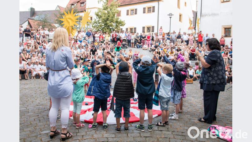 Vor großer Zuschauerkulisse: Die Kinder ernteten für ihre Aufführungen großen Applaus. exb