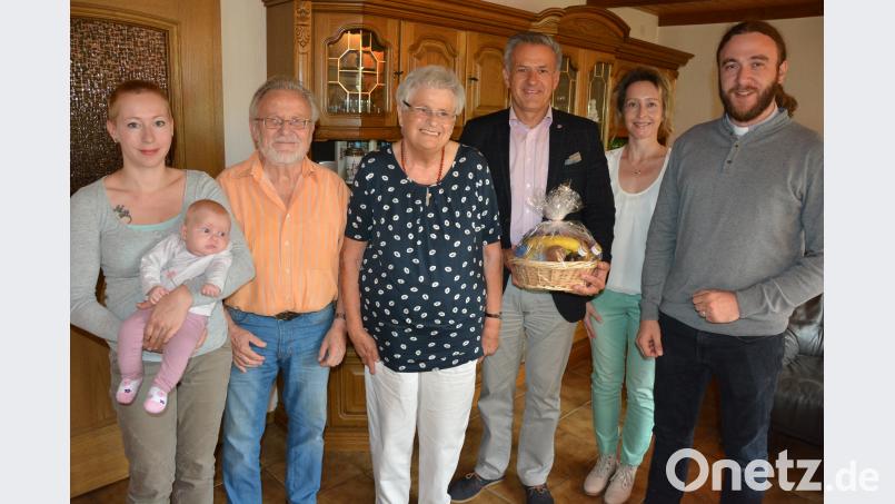 Enkelin Melissa mit dem drei Monate alten Urenkel Lorena, Gatte Manfred und Jubilarin Christine Lintl, Bürgermeister Roland Grillmeier, Nicole Wenisch und Kaplan Florian Weindler (von links). jr