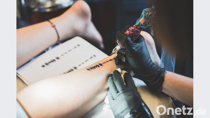 Ein Soundwave-Tattoo ist eine Tonspur, die mit einer Hilfe einer App abgespielt werden kann. Lukas Meister