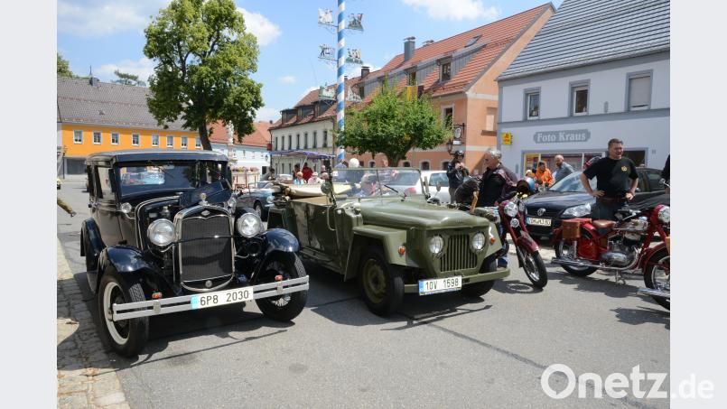 Zug um Zug setzt sich die Sascha-Kolowrat-Rallye nach dem längeren Boxenstop am Marktplatz wieder in Bewegung. bey
