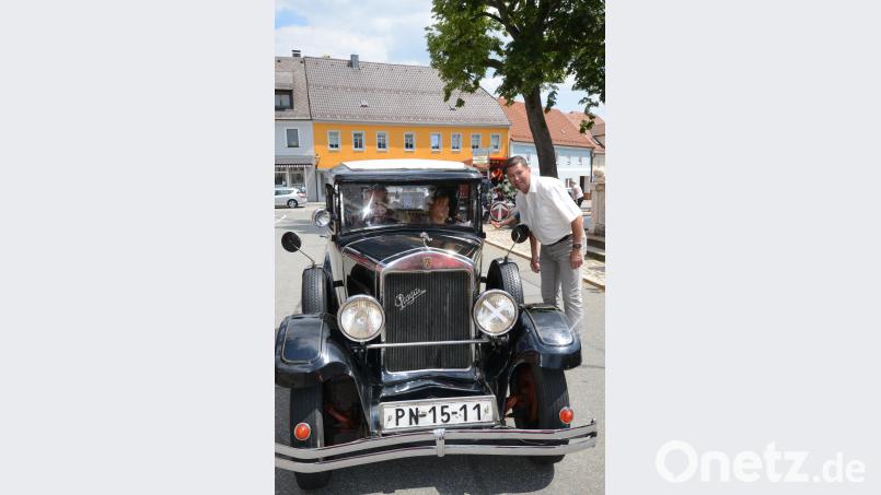 Ein „Praga“, Baujahr 1931, gehörte mit zu den besonderen Attraktionen der  Sascha-Kolowrat-Rallye. Bürgermeister Rainer Rewitzer begrüßte die Gäste aus dem Nachbarland. bey