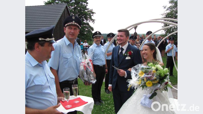 Die  Feuerwehr gratuliert ihrem Kameraden und ihrer Festdame. sei