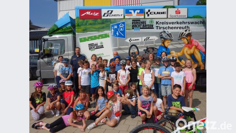 Fit für die Teilnahme als Radfahrer im Straßenverkehr machten Polizeihauptmeister Carsten Landgraf und Polizeihauptkommisar Berthold Walbrunn die Viertklässler der Fichtelnaabtal-Grundschule. jpl
