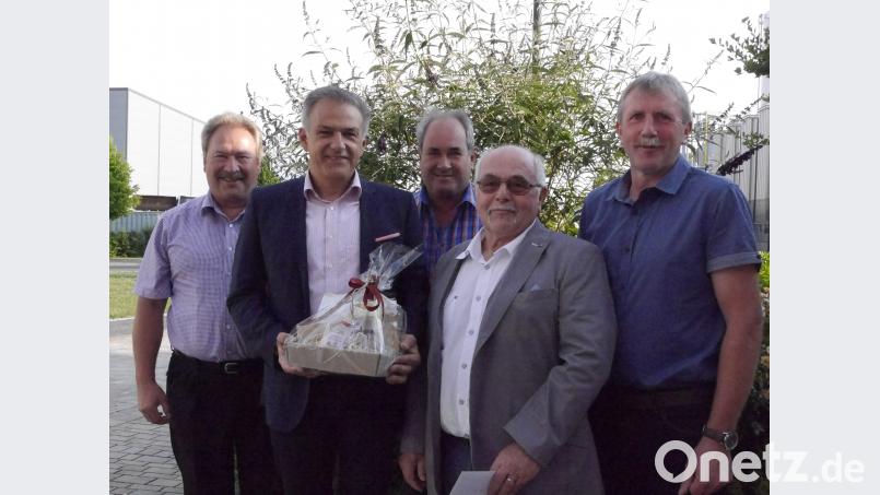 Roland Grillmeier (2. von links) und (hintere Reihe, von links) die drei Fraktionsvorsitzenden Johann Brandl,(SPD)  Joseph Schwägerl (CSU) und Bernhard Thoma (Freie Wähler) (hinten von links) gratulierten ihrem Kollegen Ernst Bayer (vorne) zu seinem 75. Geburtstag und dankten ihm für seine tatkräftige Arbeit. ebr