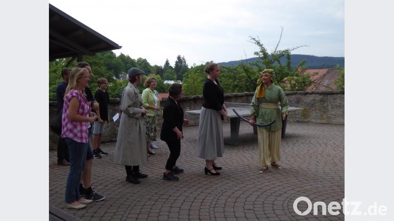 Die  Schulspielgruppe des Luisenburg-Gymnasiums nutzt das ganze Schulgelände als Bühne. exb