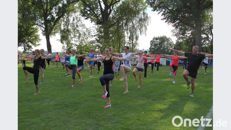 Ein Höhepunkt am Sporttag der DJK war die Fitness-Wiese. Trainer Markus Lindner hielt die gut 90 Teilnehmerinnen mit vielen Basics und guter Old-Style-Music auf Trab. prh