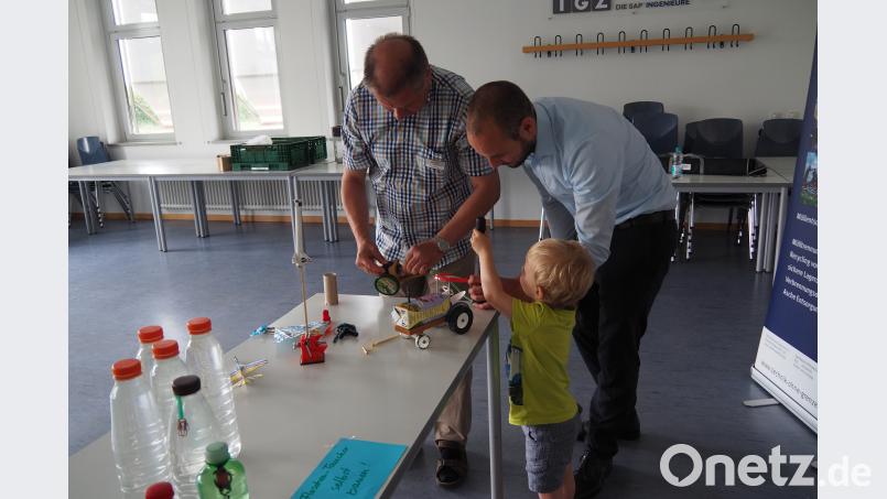 In der "Kinderuni" bestückt der kleine Moritz eine Kinderkanone. sbü