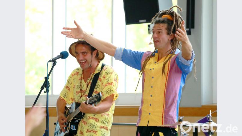 Ein Mitmach-Kinderkonzert mit Rodscha aus Kambodscha und Tom Palme in der Doppelsporthalle rundete das Jubiläumsfest ab. Neumann, Jochen