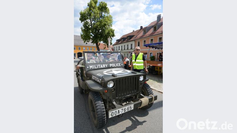 Die amerikanische Militärpolizei kommt zum Pleysteiner Marktplatz mit tschechischem Kennzeichen. bey