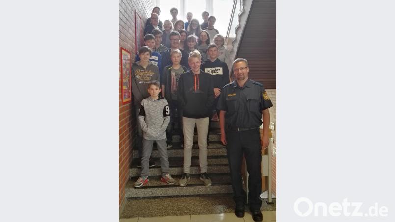 Für mehr Sicherheit im Schulbus und an den Haltestellen sorgen auch im kommenden Schuljahr wieder die Schulbuslotsen der Fichtelnaabtal-Mittelschule, die von Polizeihauptmeister Carsten Landgraf auf ihre verantwortungsvolle Aufgabe vorbereitet wurden. jpl