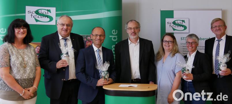 Seit 15 Jahren ist das Sozialteam Oberpfalz in Tirschenreuth erfolgreich aktiv. Ein Grund zurückzublicken und zu Feiern. Unser Bild zeigt von links: Gabriele Englmann, Lothar Höher, Alfred Scheidler, Peter Weiß, Ursula Hösl,  Andrea Ziegler und Norbert Schuller. tr